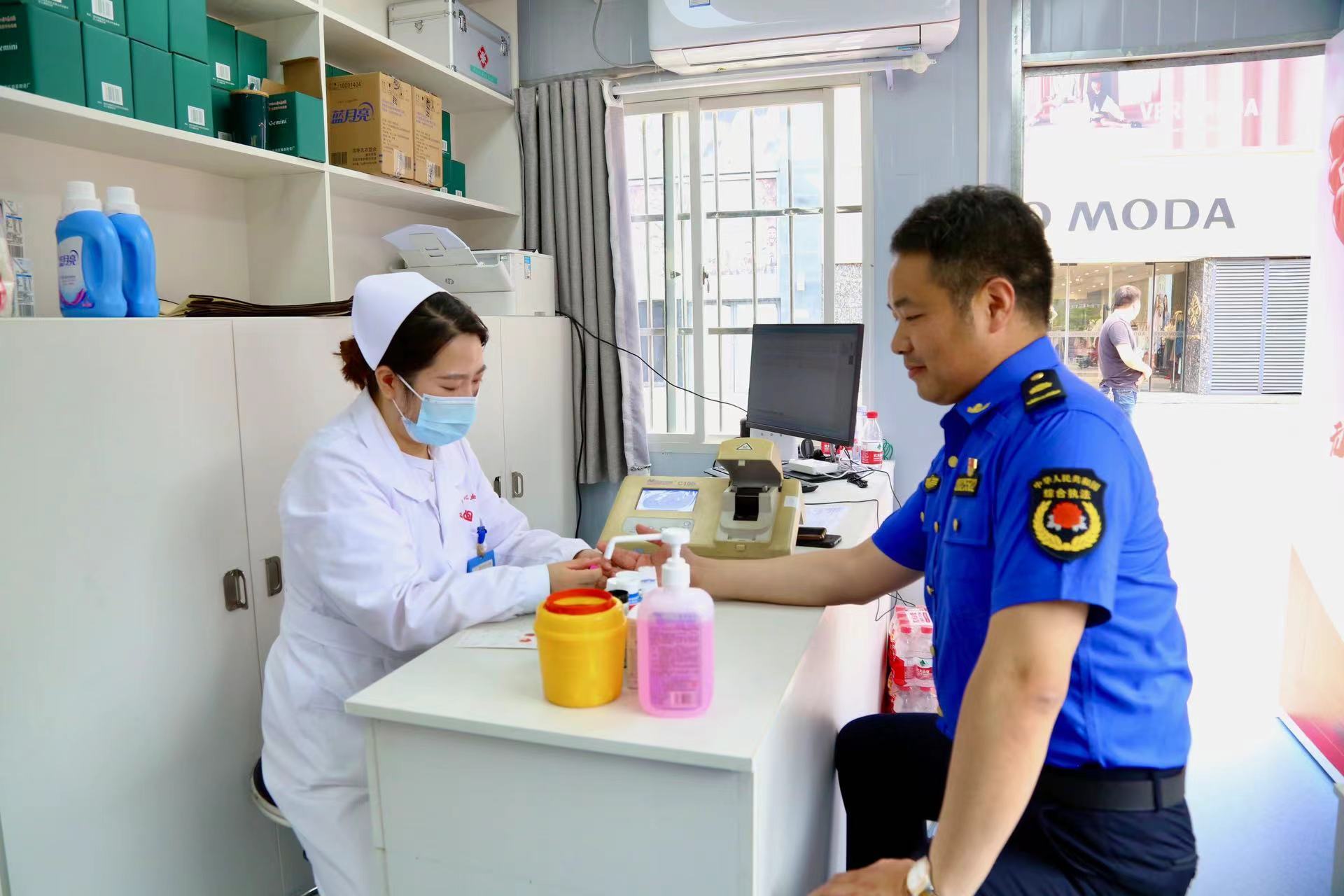 江苏盐城盐南高新区：爱心献血屋亮相街头