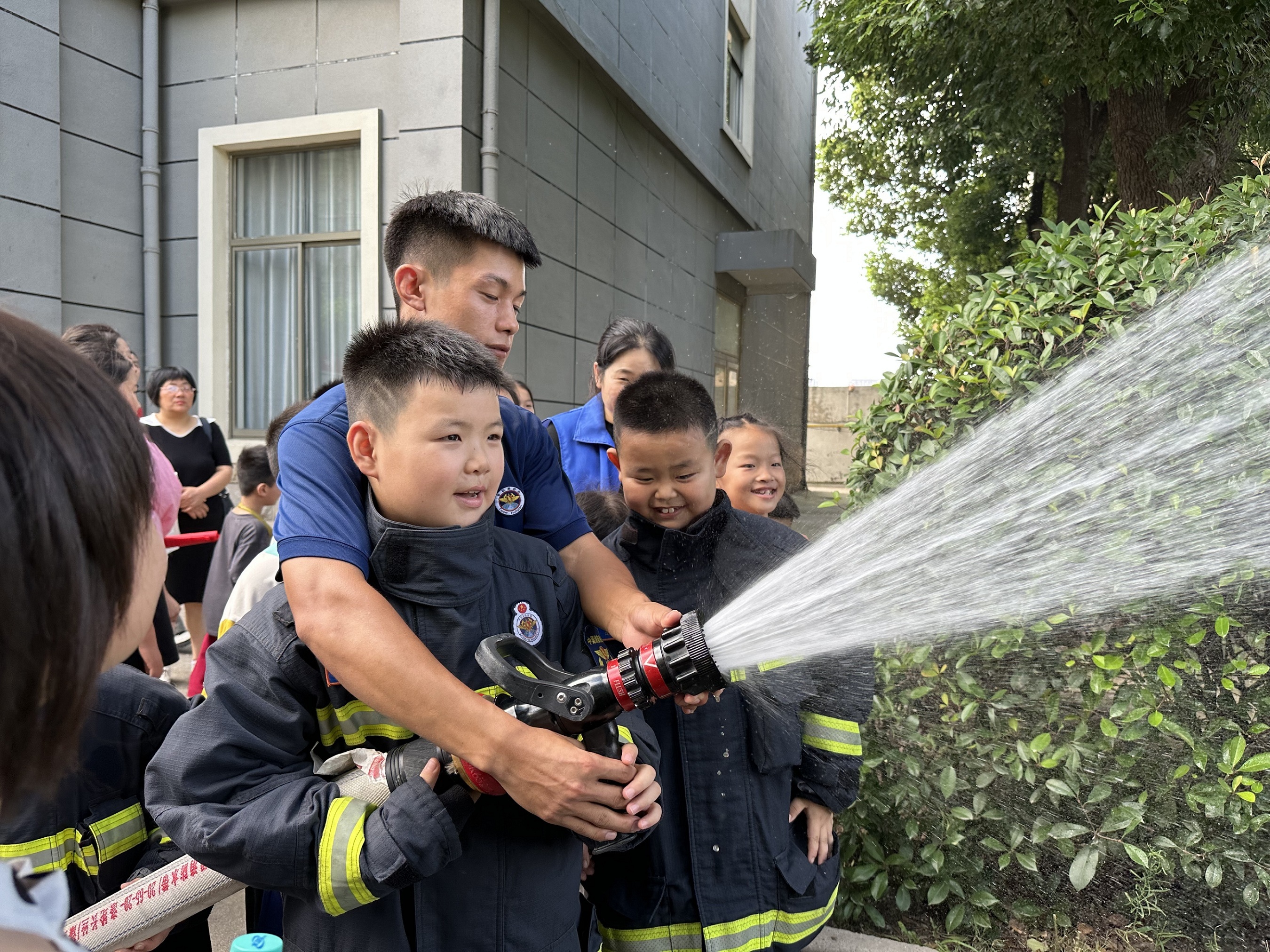 江苏盐城盐都区张庄街道：“爱心暑托班”走进消防队 致敬“火焰蓝”