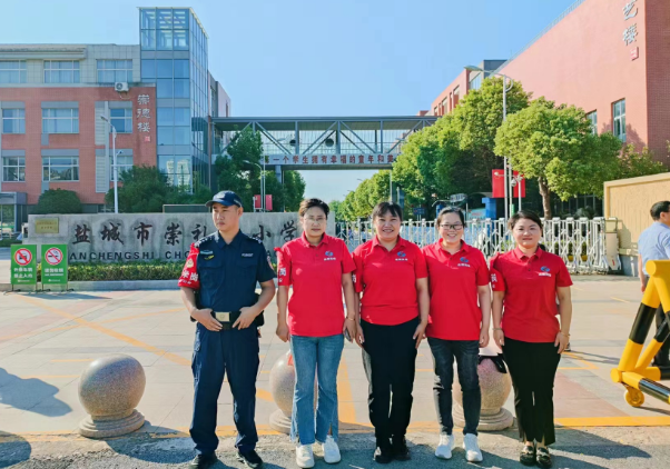 江苏盐城盐都区盐渎街道：“红T恤”站好开学季安全岗