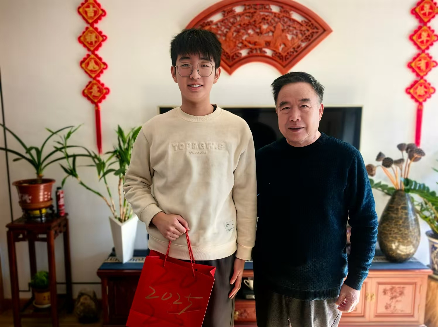 慰问老人传温情，服务社区暖人心