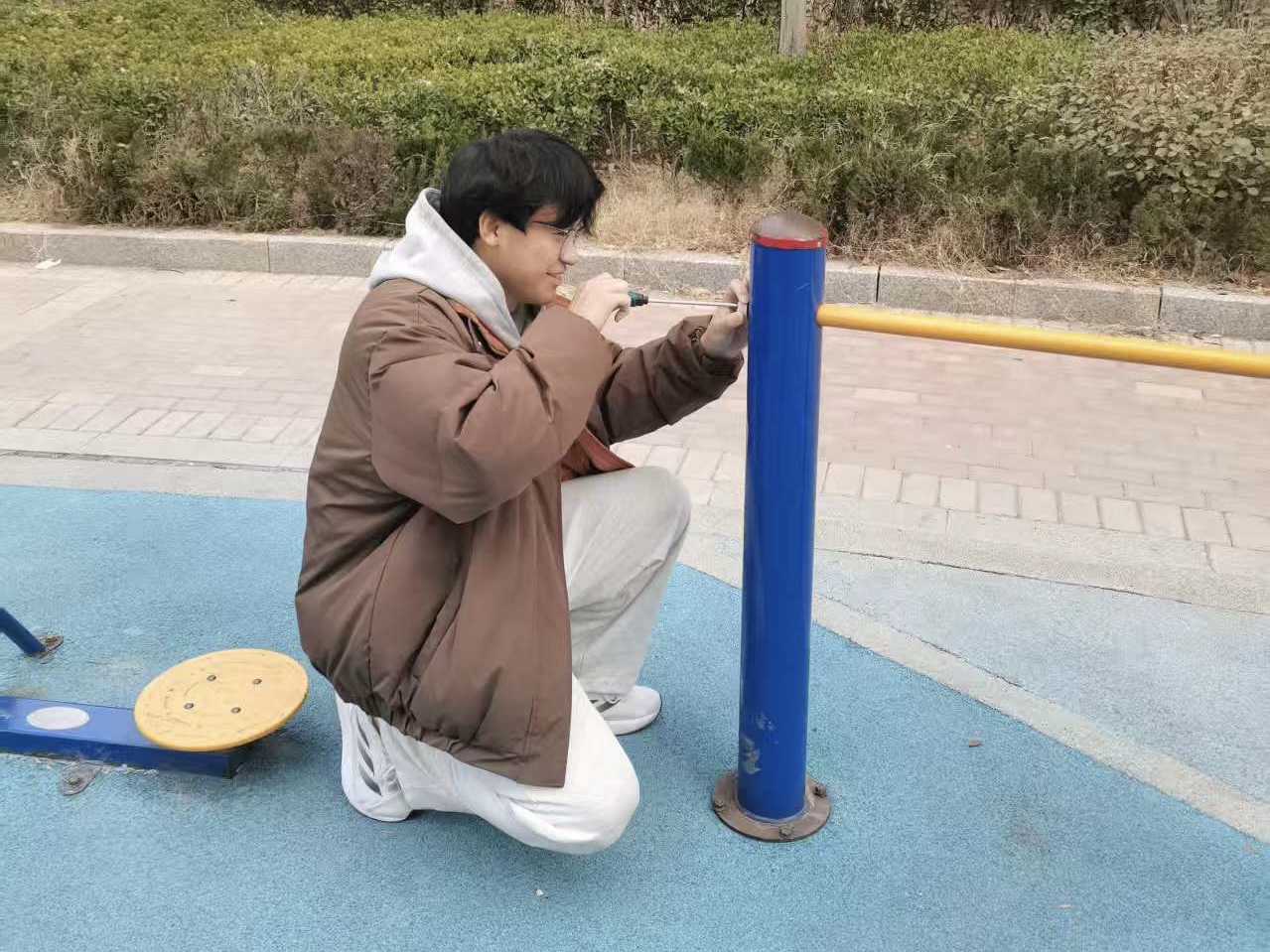 维护公共健身器材，守护社区居民安全
