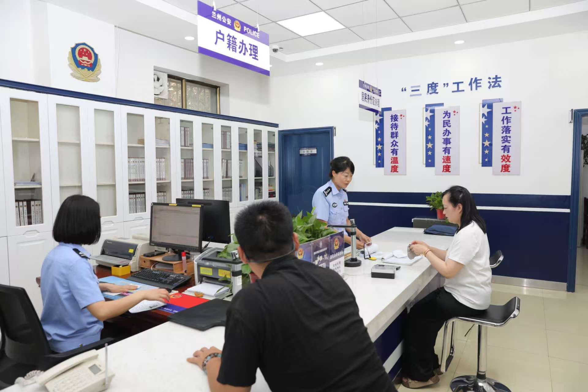 兰州市公安局城关分局盐场路派出所：服务的温度，写在每一个细节里