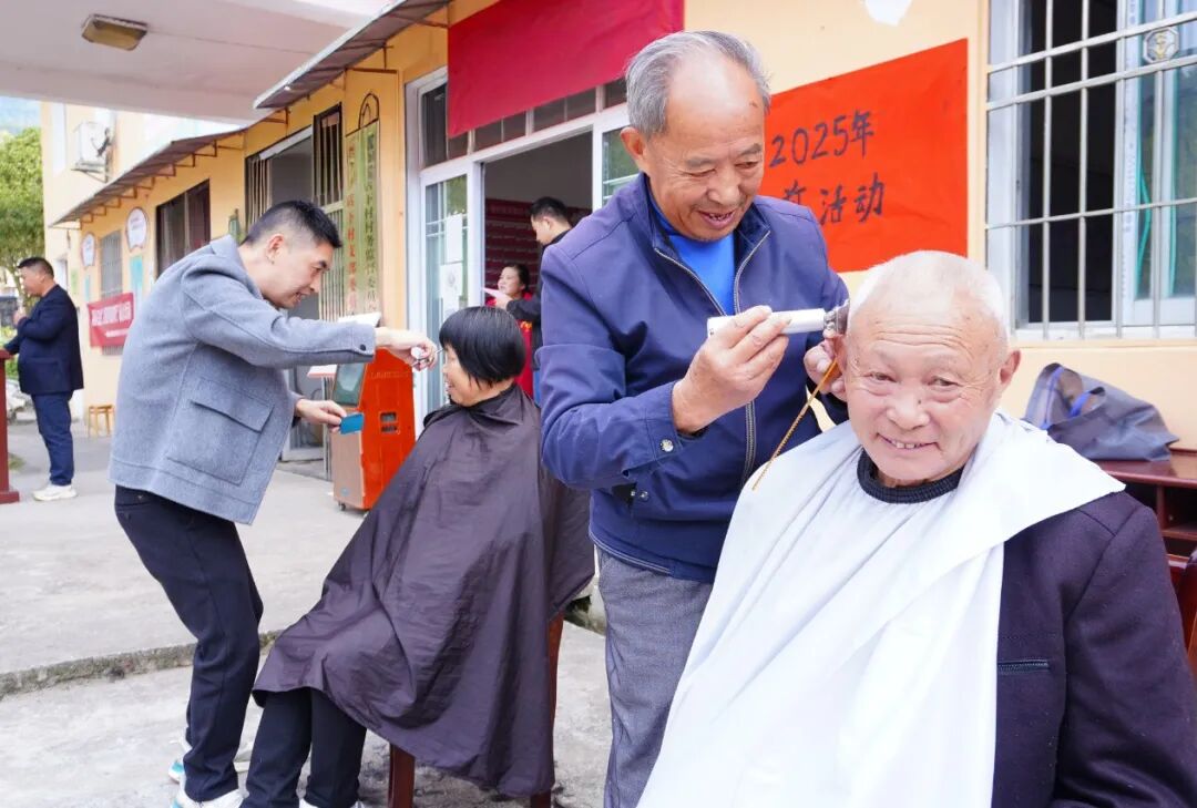 江西奉新：情暖金秋义剪发，爱润桑榆笑开颜