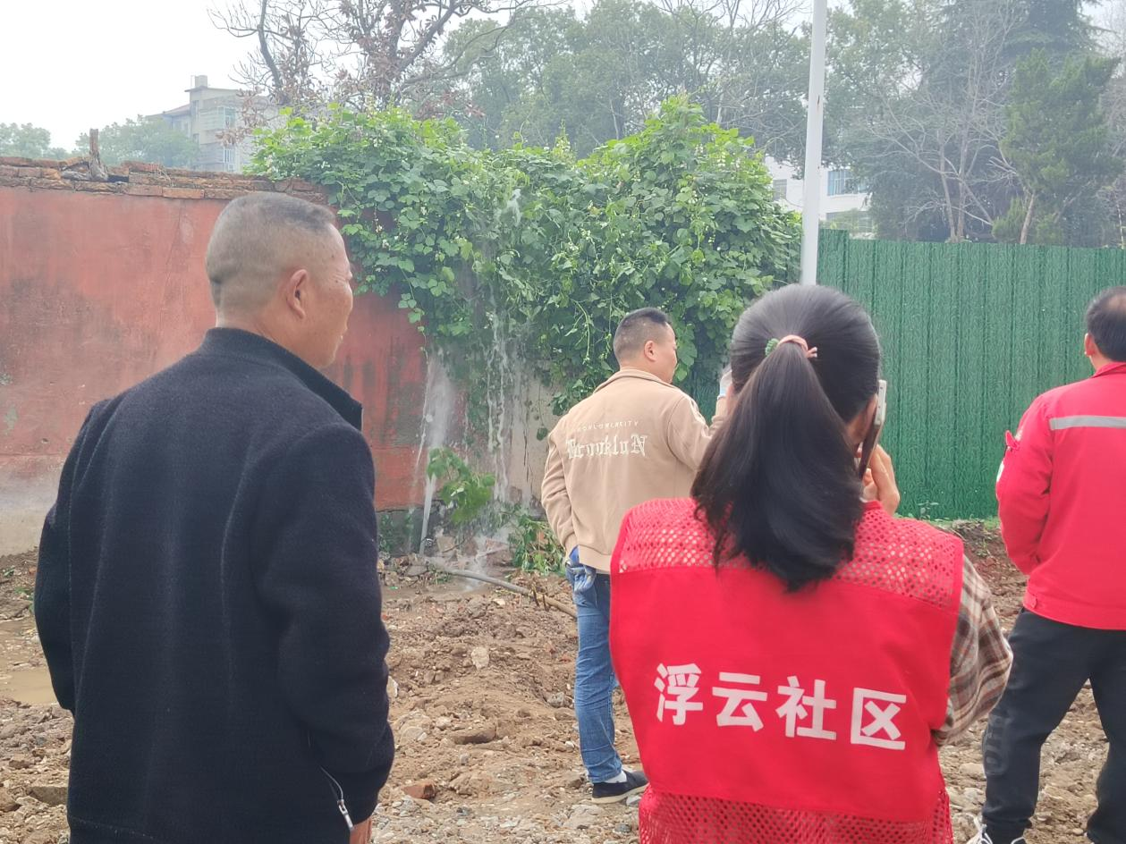 江西奉新：水管爆裂致邻里水患 网格员迅速处置