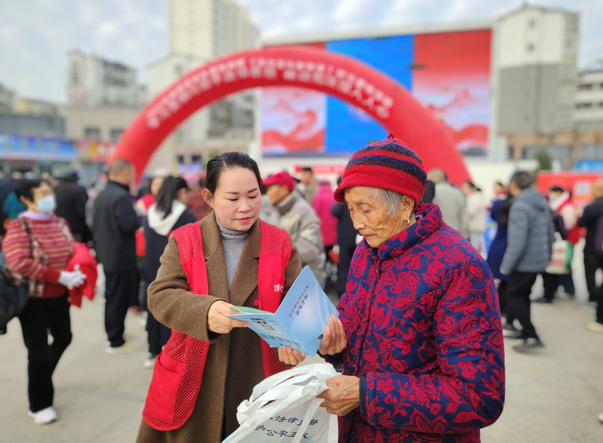 江西奉新：网格员把反诈“唠”进居民心里