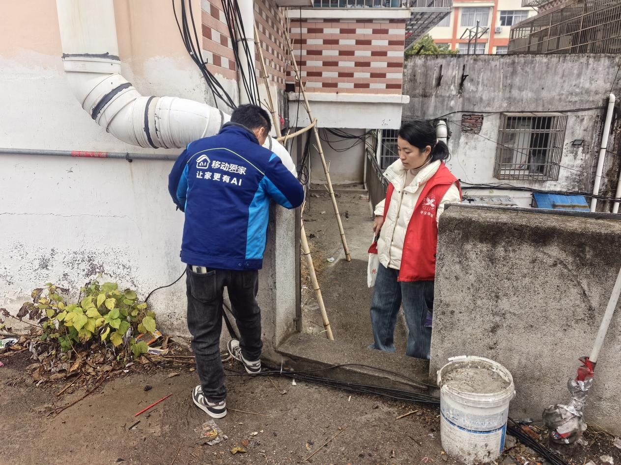 江西奉新：网格员及时处置线路隐患 保障居民出行安全