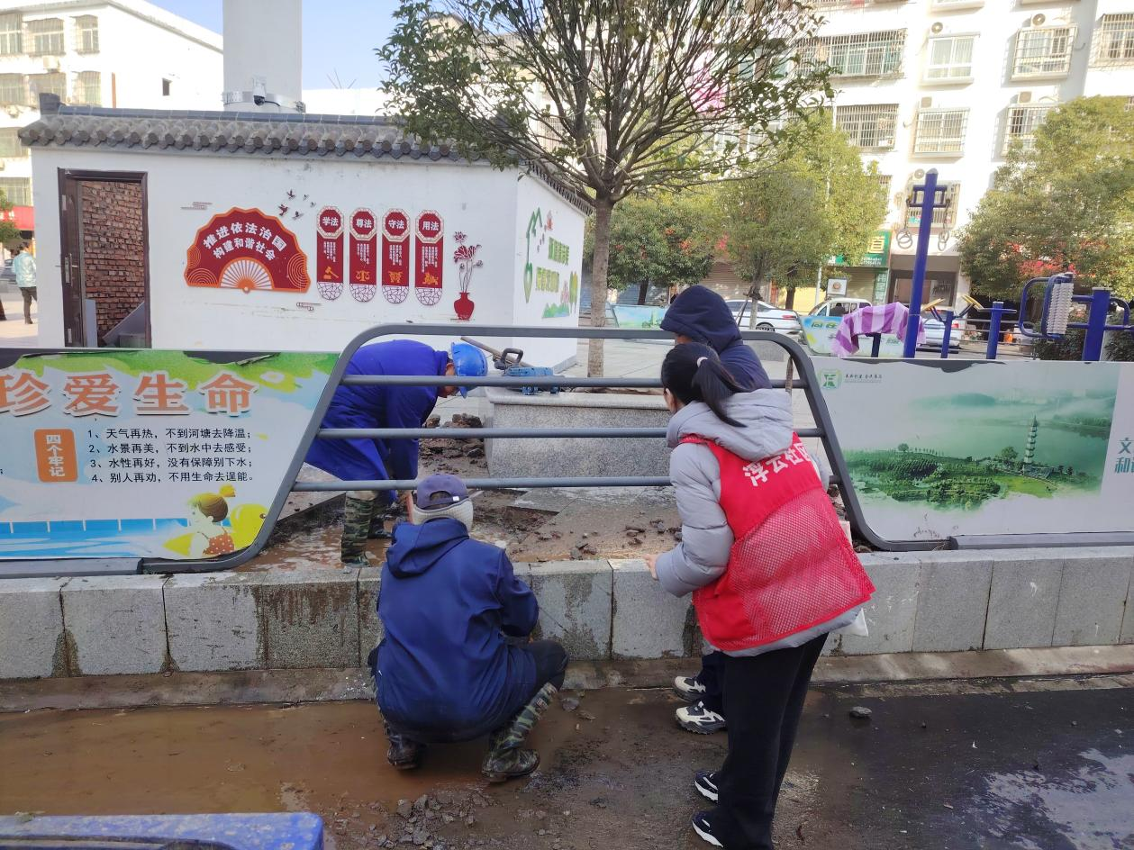 江西奉新：破裂水管快速修 除了心头患