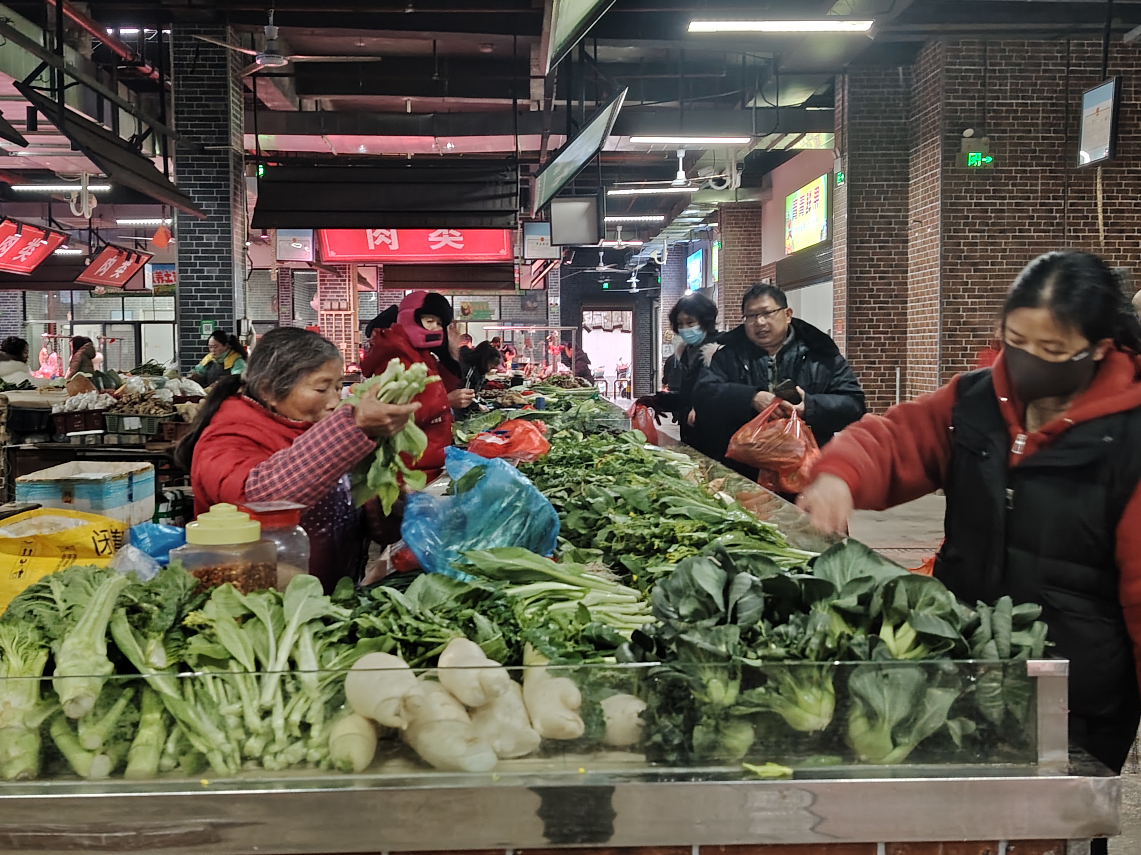 江西奉新：寒潮来袭 保障供应