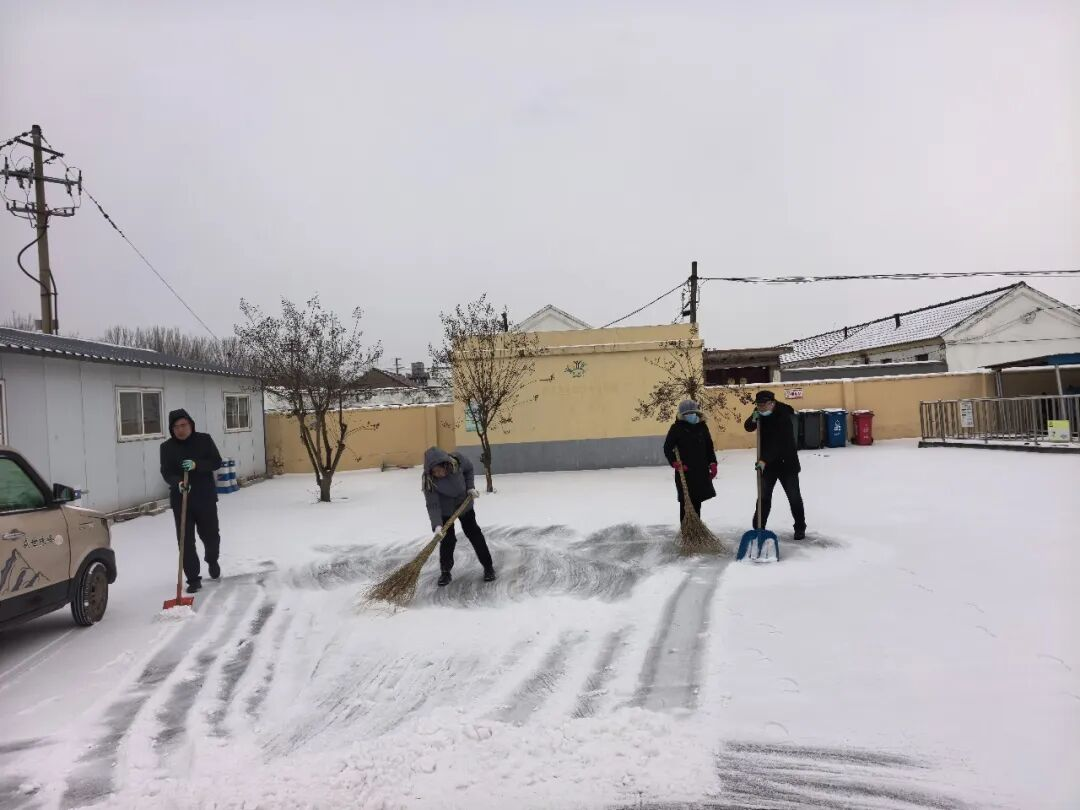 青岛市黄岛区胶河卫生院铲冰除雪为辖区群众就医营造安全环境