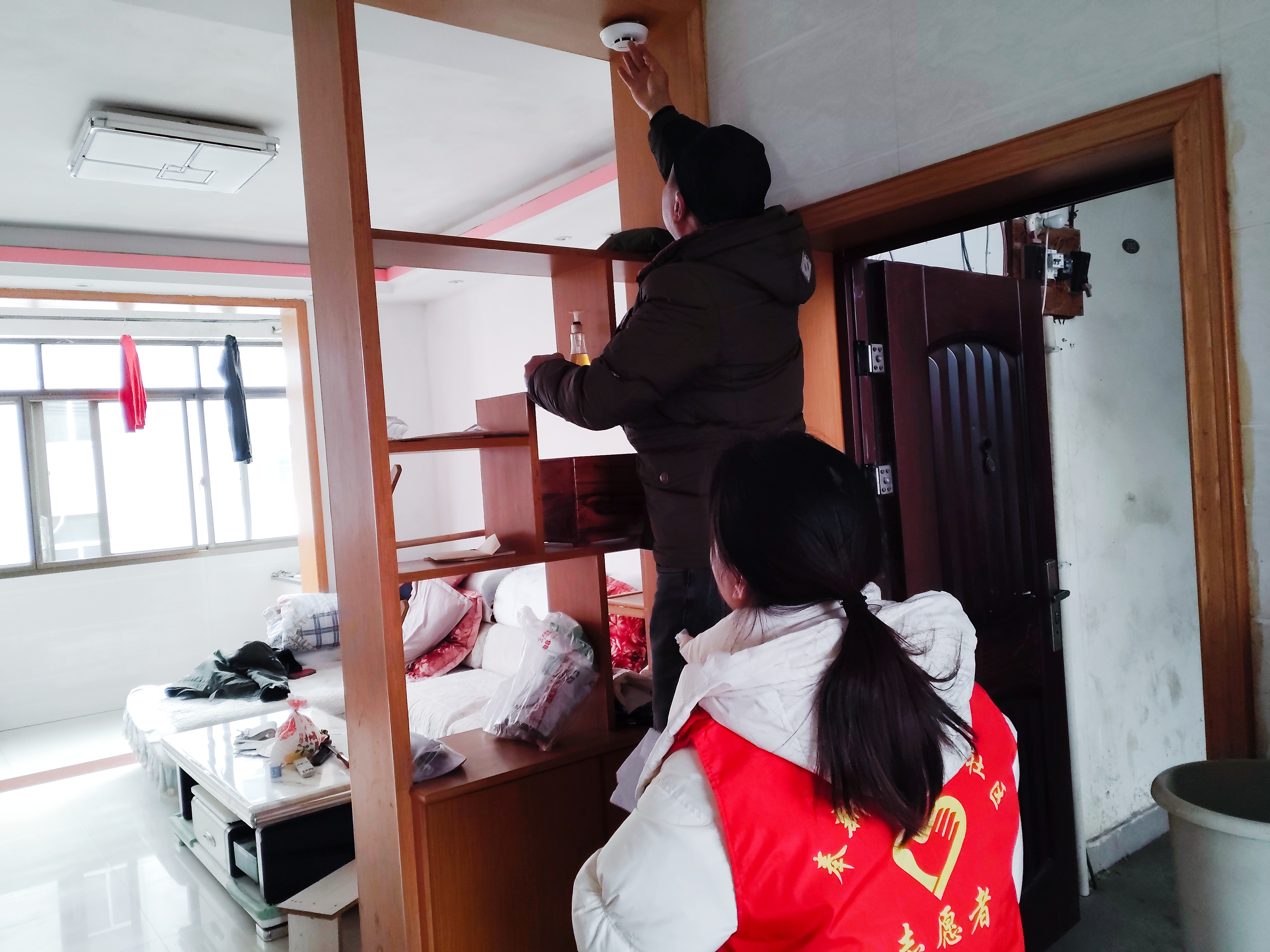 江西奉新：冯田社区为老人安装报警器