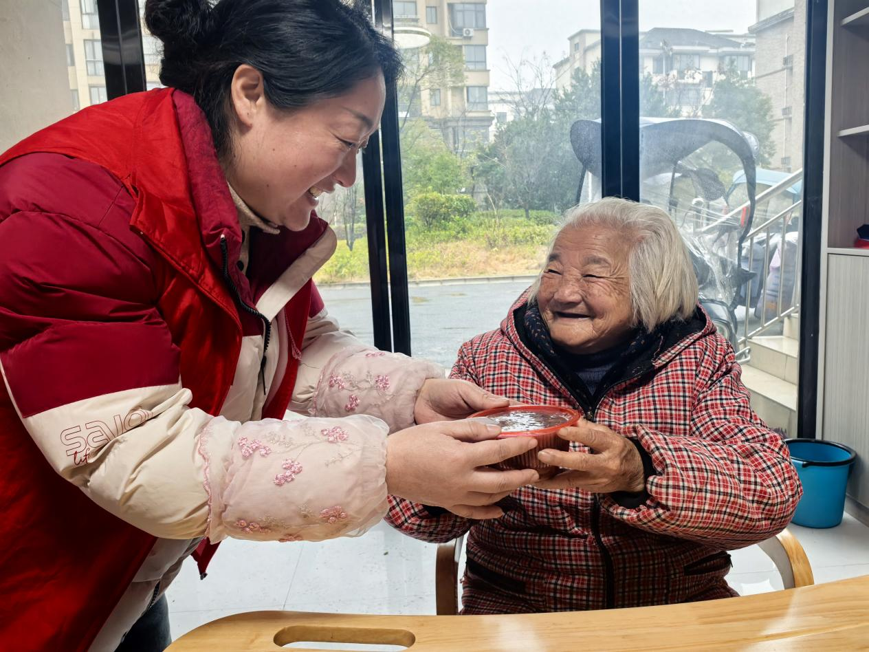 江西奉新：腊八暖粥送温情 社区敬老暖人心