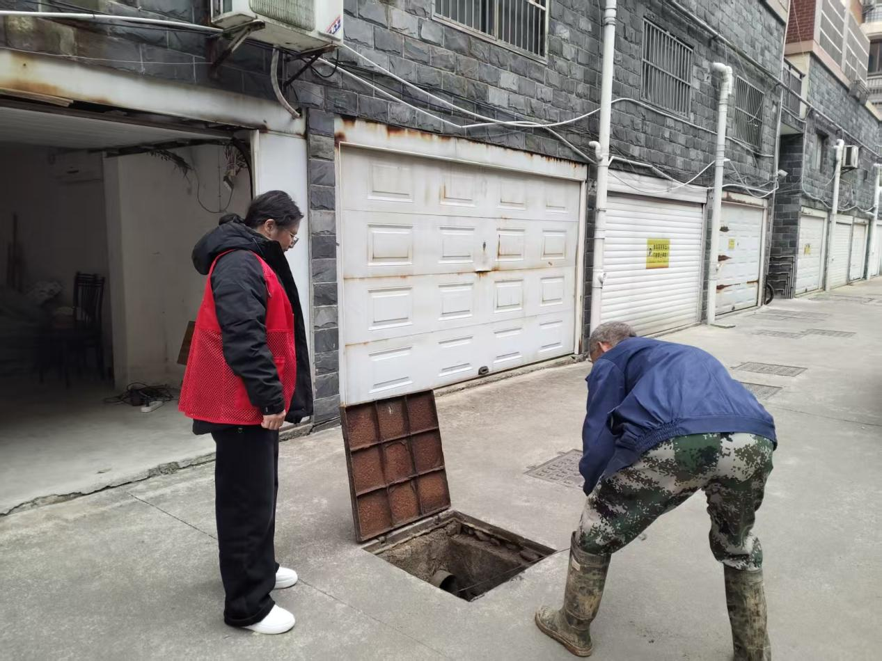江西奉新：高效处理下水道堵塞问题