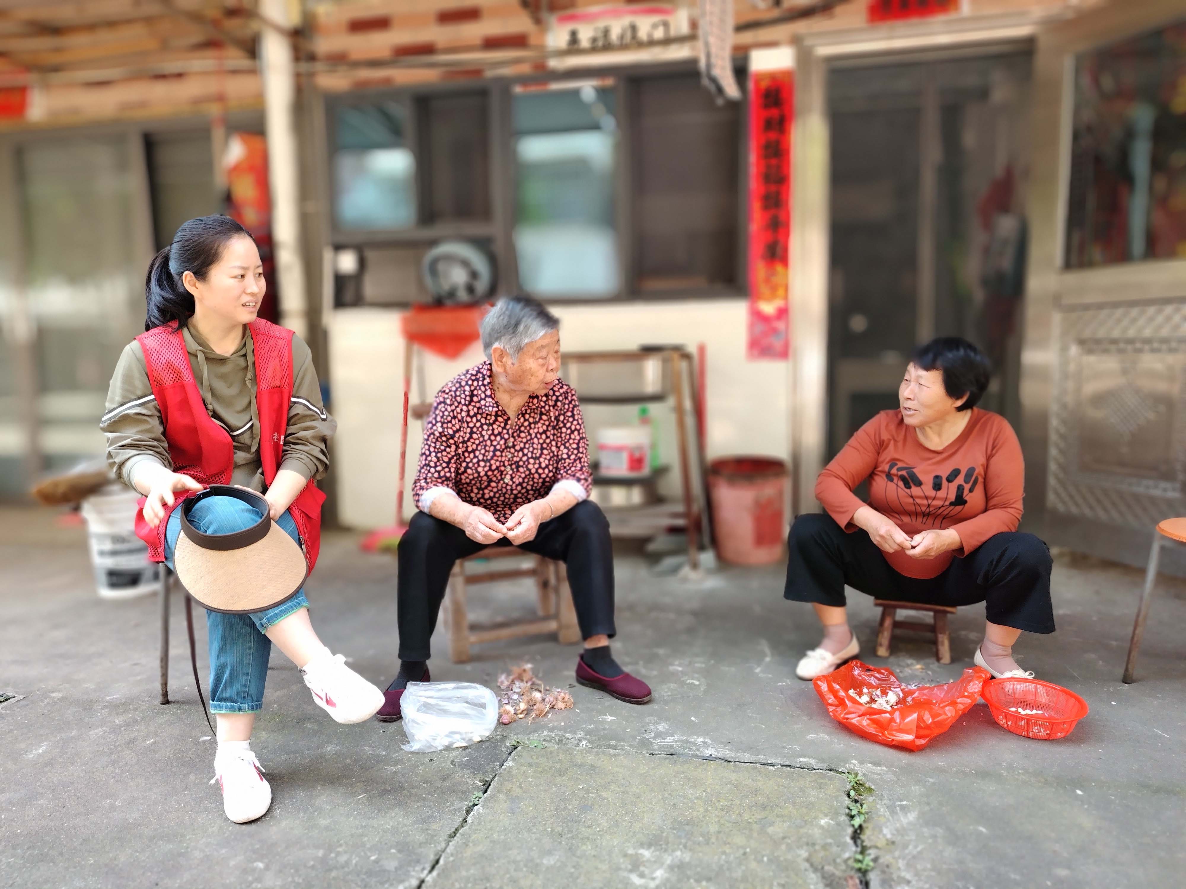 江西奉新：网格员“唠家常”关爱老年人