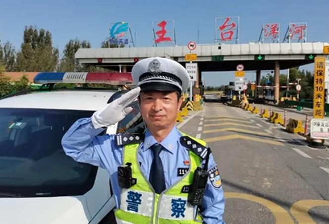 追忆英雄交警李涌：雨天他蹚水弓腰组织群众自救深受群众喜爱