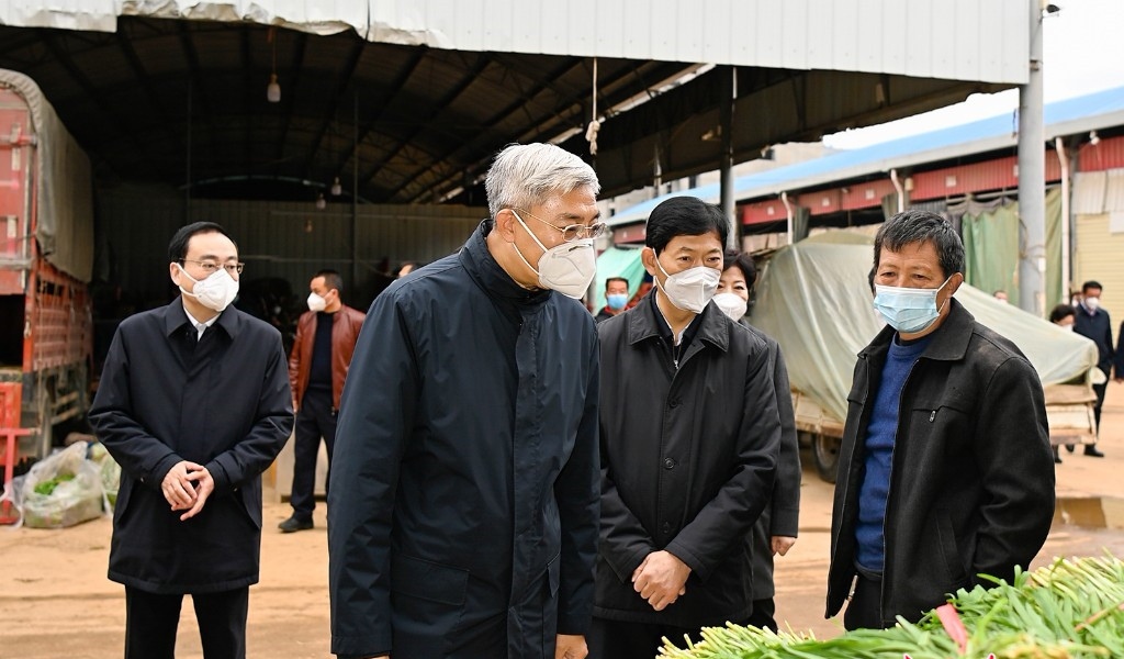 尹弘强调：压紧压实各方责任，从严从细筑牢防线，确保在最短时间内有效遏制疫情蔓延
