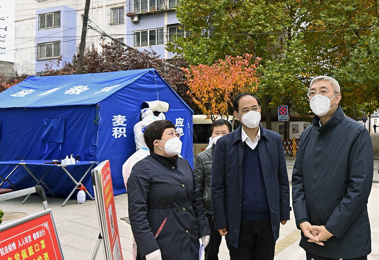 尹弘强调：压紧压实各方责任，从严从细筑牢防线，确保在最短时间内有效遏制疫情蔓延