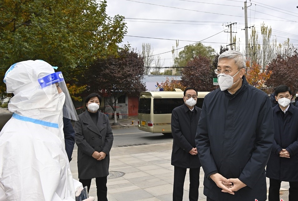 尹弘强调：压紧压实各方责任，从严从细筑牢防线，确保在最短时间内有效遏制疫情蔓延