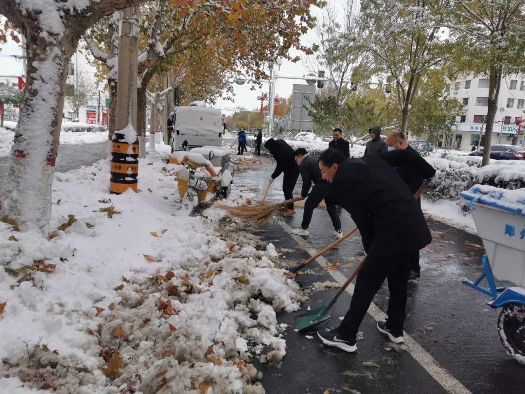 泊头市各单位积极组织开展积雪清扫工作，力保群众出行安全
