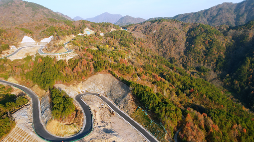 湖北英山：路似玉带绕家乡