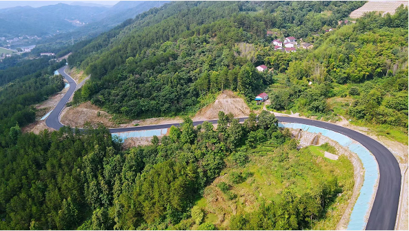 湖北英山：路似玉带绕家乡