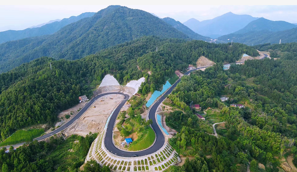 湖北英山：路似玉带绕家乡