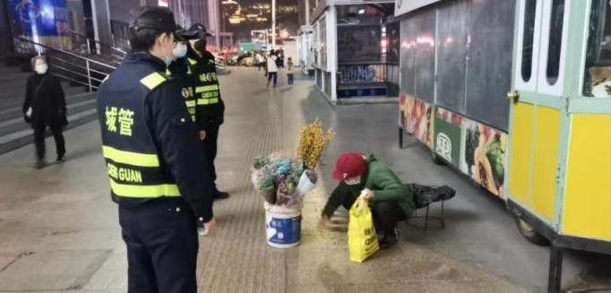 “城市管家”多措并举持续整治占道经营兰州市容市貌换新颜