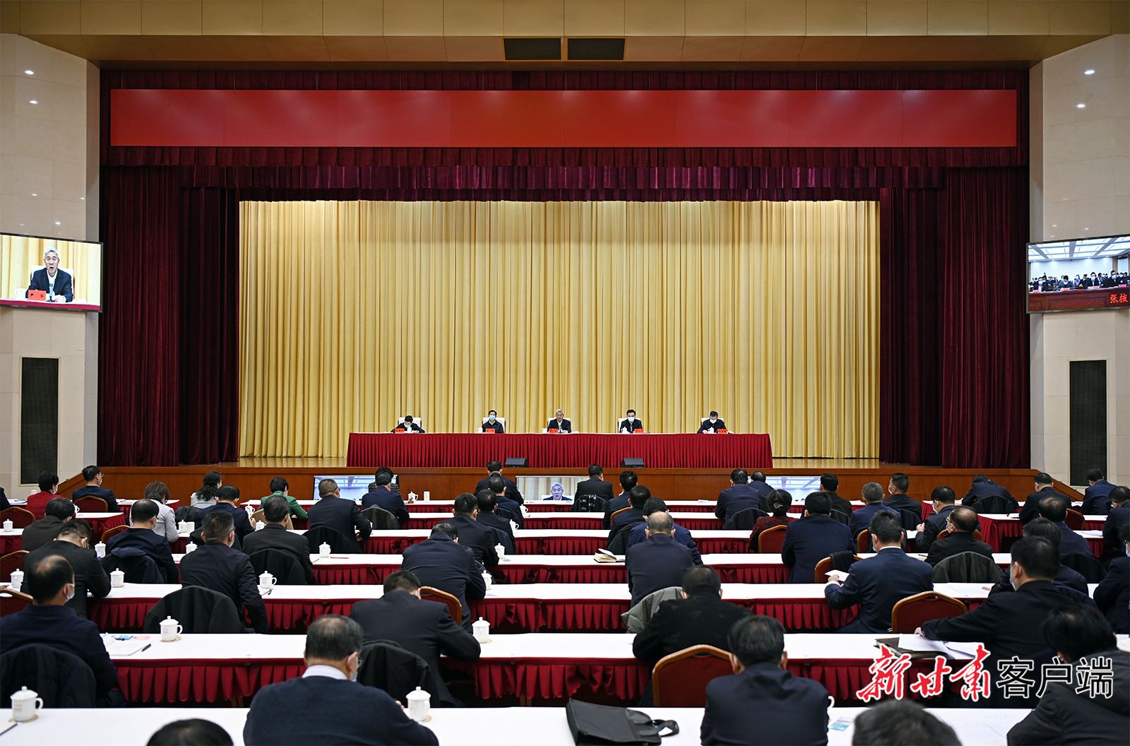 尹弘在全省宗教工作会议上强调：坚持我国宗教中国化方向，开创全省宗教工作新局面