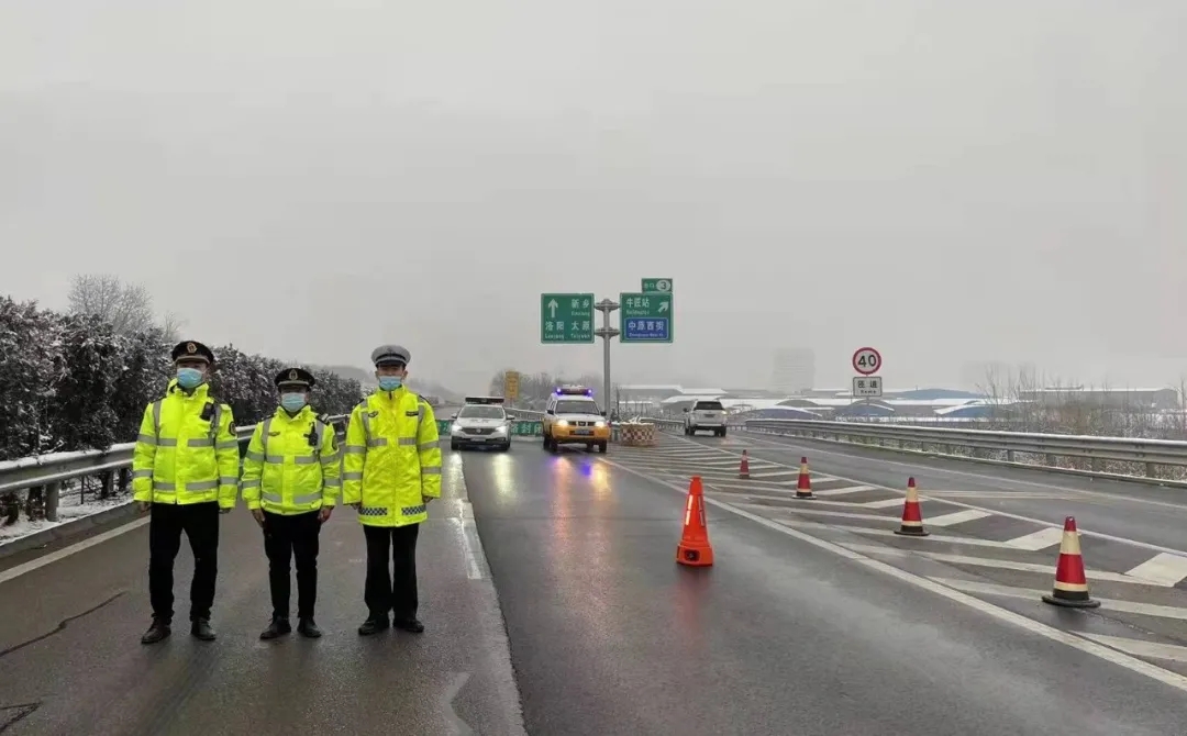 晋阳路政中队科学部署 确保雪天高速畅通无阻