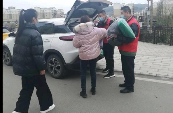 桐梓县综合行政执法局携手爱心人士走访慰问困难环卫工人家庭