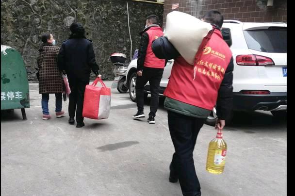 桐梓县综合行政执法局携手爱心人士走访慰问困难环卫工人家庭