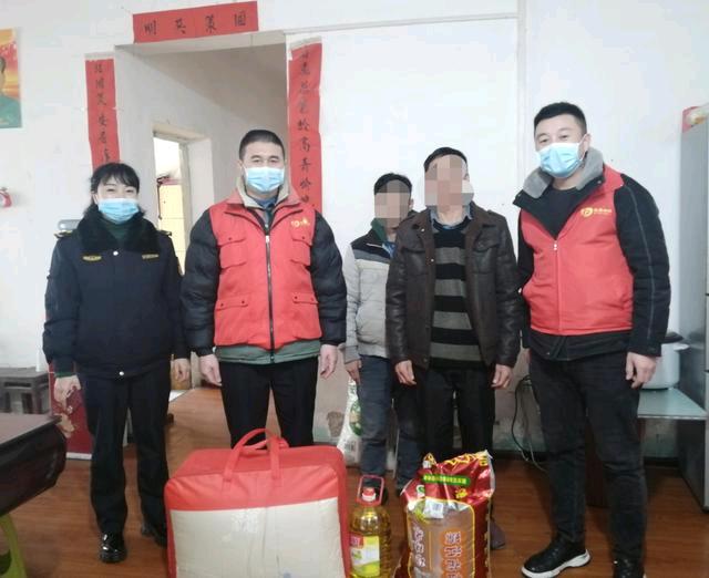 桐梓县综合行政执法局携手爱心人士走访慰问困难环卫工人家庭