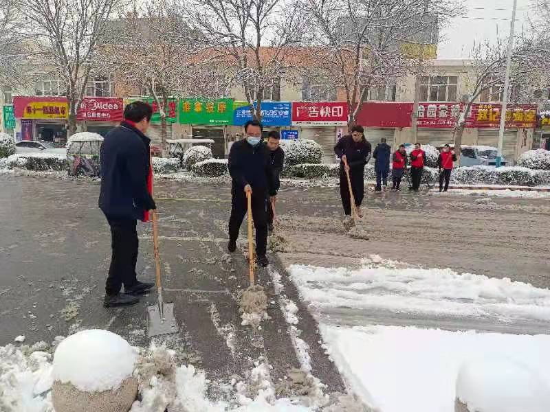 扫雪暖人心田  全力保障民生——河南原阳县住建局干部职工清扫门前路段积雪  方便群众出行