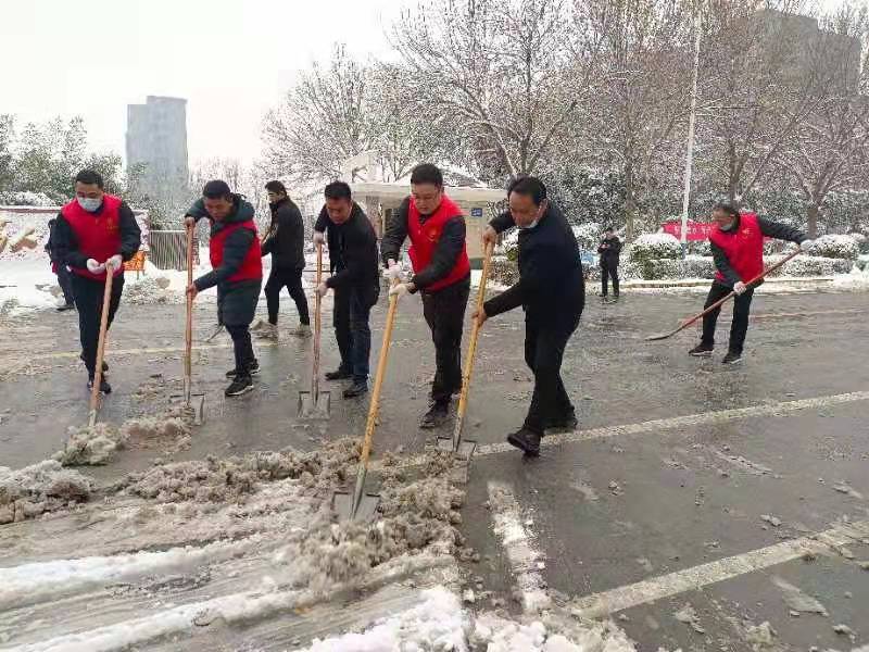 扫雪暖人心田  全力保障民生——河南原阳县住建局干部职工清扫门前路段积雪  方便群众出行