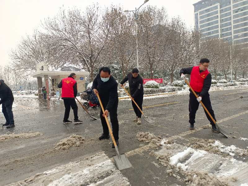 扫雪暖人心田  全力保障民生——河南原阳县住建局干部职工清扫门前路段积雪  方便群众出行