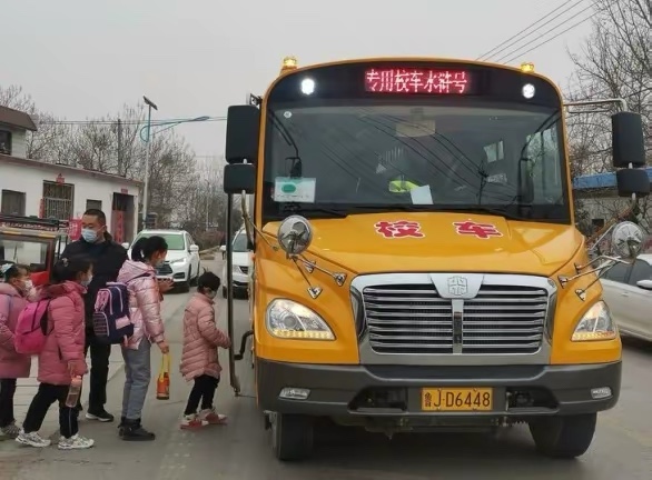 东平县“小校车”折射“大民生”老湖镇首辆校车上线运行