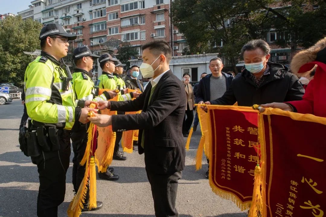 一路有你 | 富阳这个交警中队被17面锦旗甜蜜“暴击”！“宠粉”真有一套……