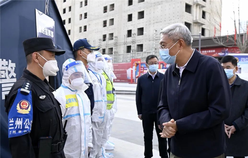 尹弘在兰州市调研检查疫情防控工作时强调 无缝对接“防” 严丝合缝“控” 牢牢守住来之不易的疫情防控成果