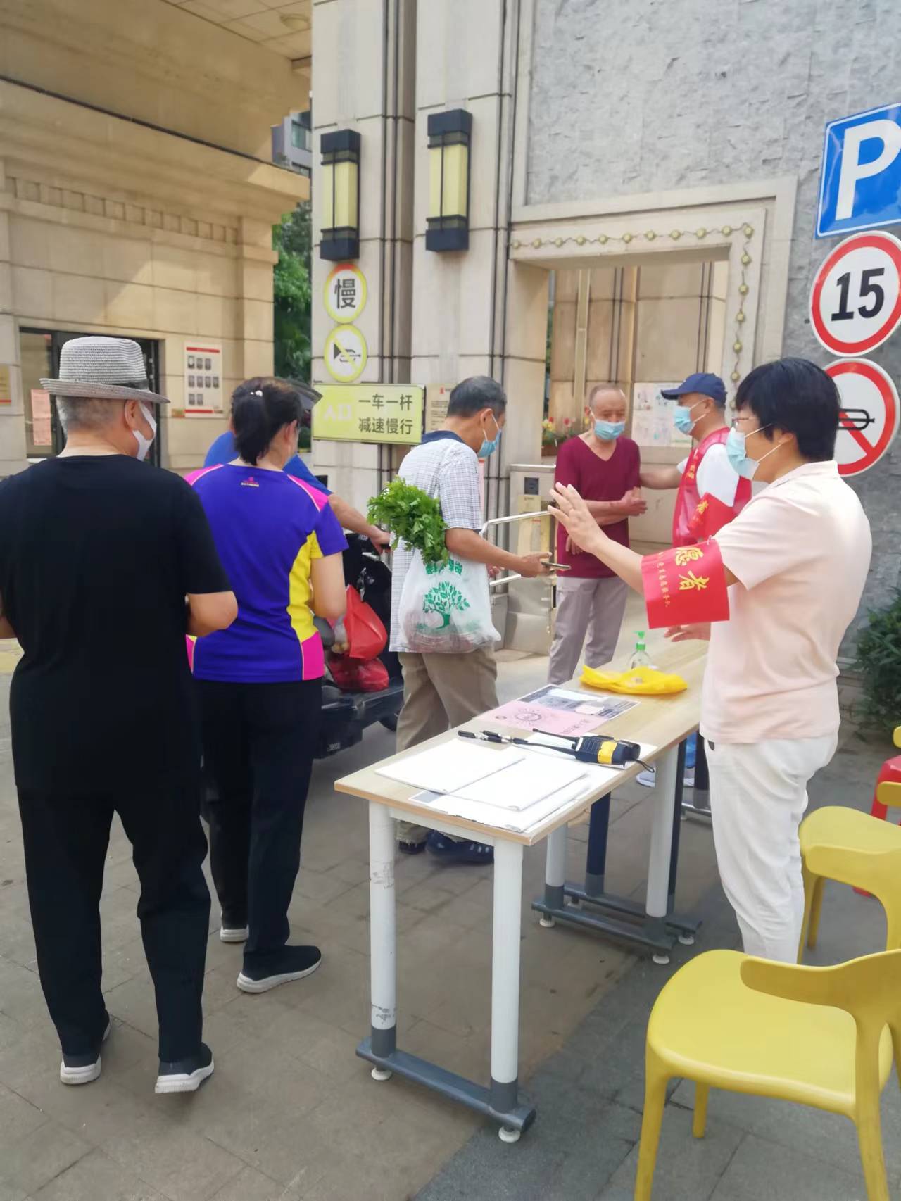 海南省临高琉金岁月“候鸟”离退休党员干部志愿者在行动