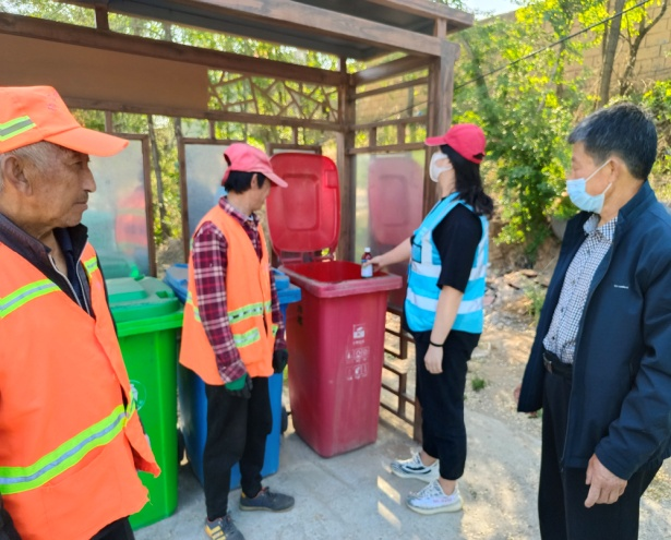 青岛西海岸新区张家楼街道开展假日志愿者驻桶指导活动