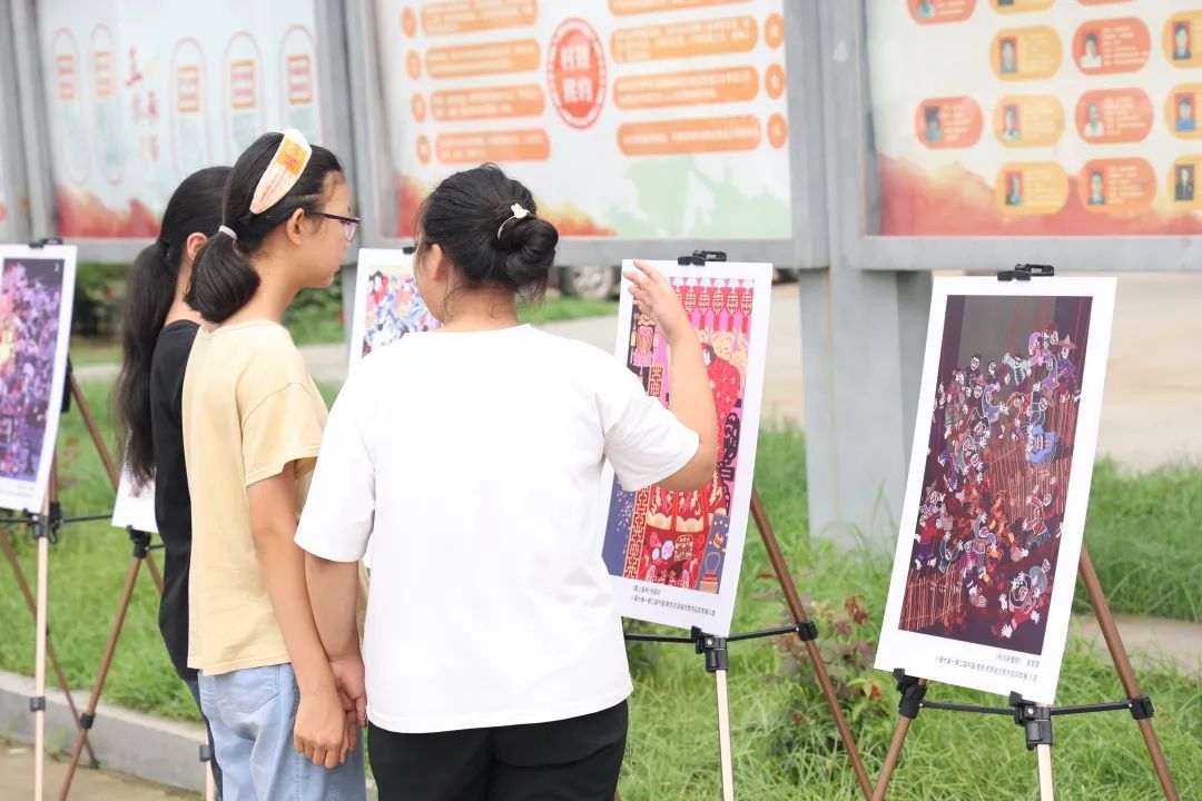 青岛西海岸新区民间美术巡展走进张家楼街道石河头村