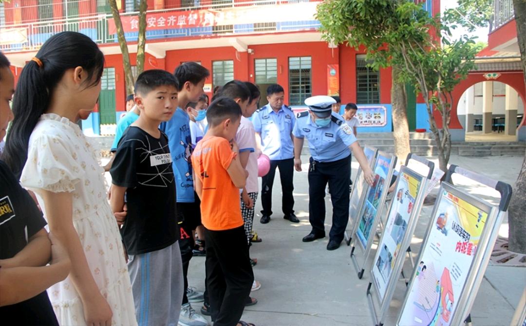 河南内乡县桃溪镇：警校联动，开展暑期交通安全宣传活动