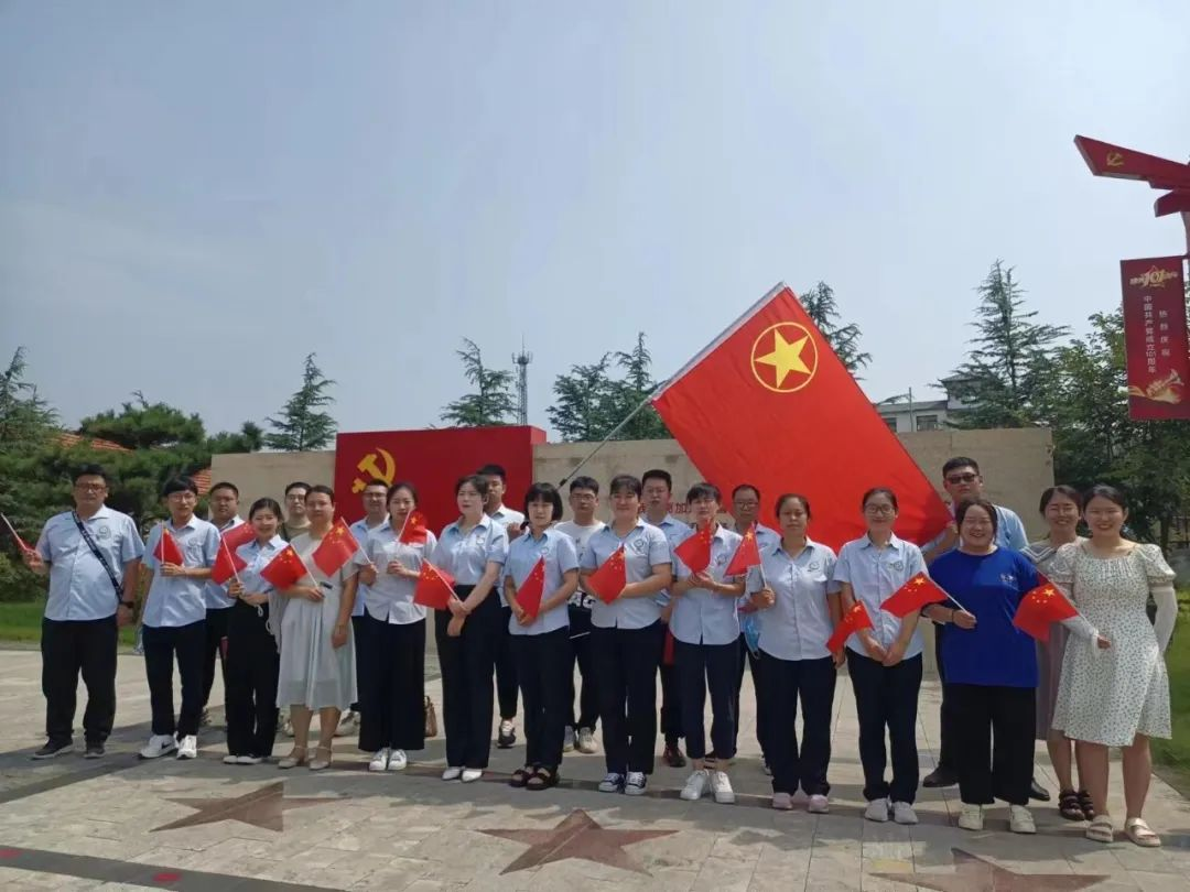 青岛西海岸新区六汪中心卫生院组织团员青年参观红色教育基地