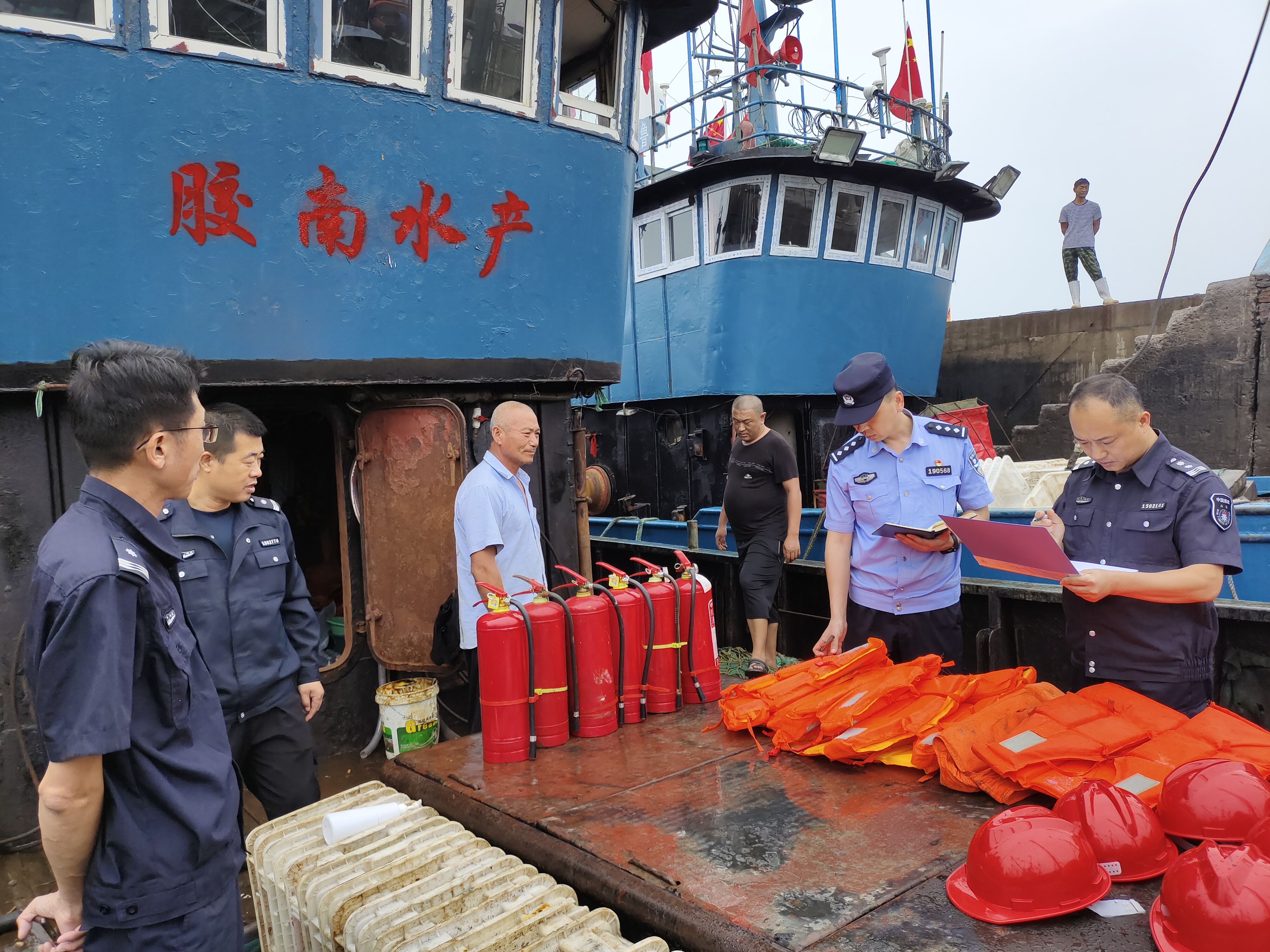 开渔青岛多部门联合开展海上  安全执法巡航行动