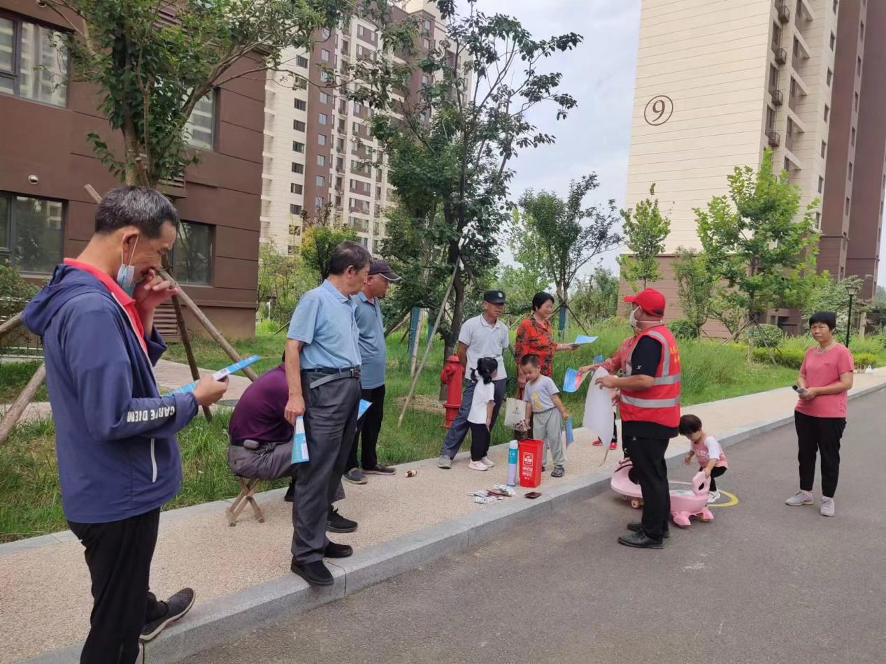 青岛西海岸铁山街道街道开展“有害垃圾集中投放日进社区”活动