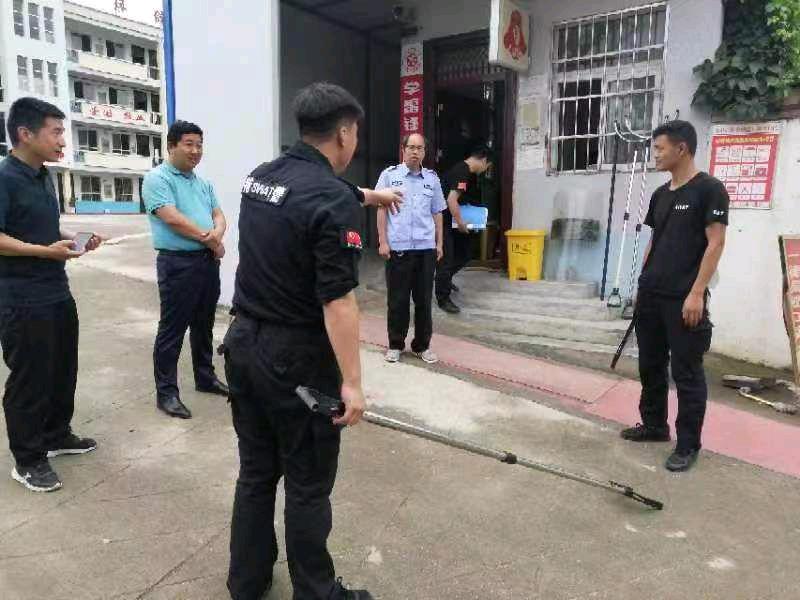 河南内乡县桃溪镇中心小学：举行反恐演练，共建平安校园