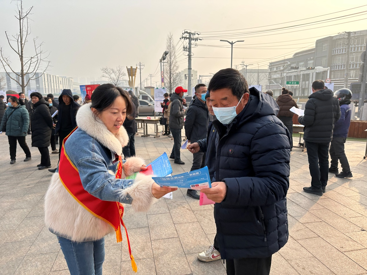 青岛西海岸新区铁山街道生活垃圾分类宣传走进春季招聘会