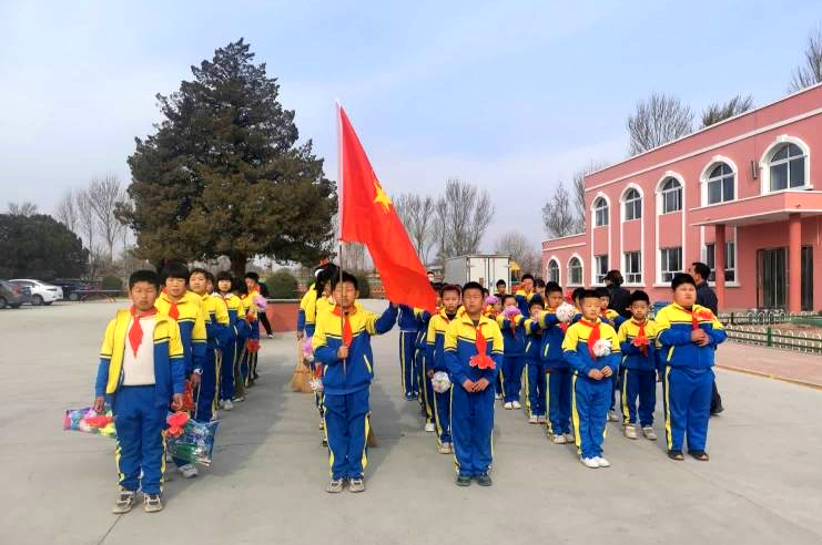 清明祭英烈，精神代代传 ——辽宁省北票市五间房镇兴隆洼小学祭扫烈士墓