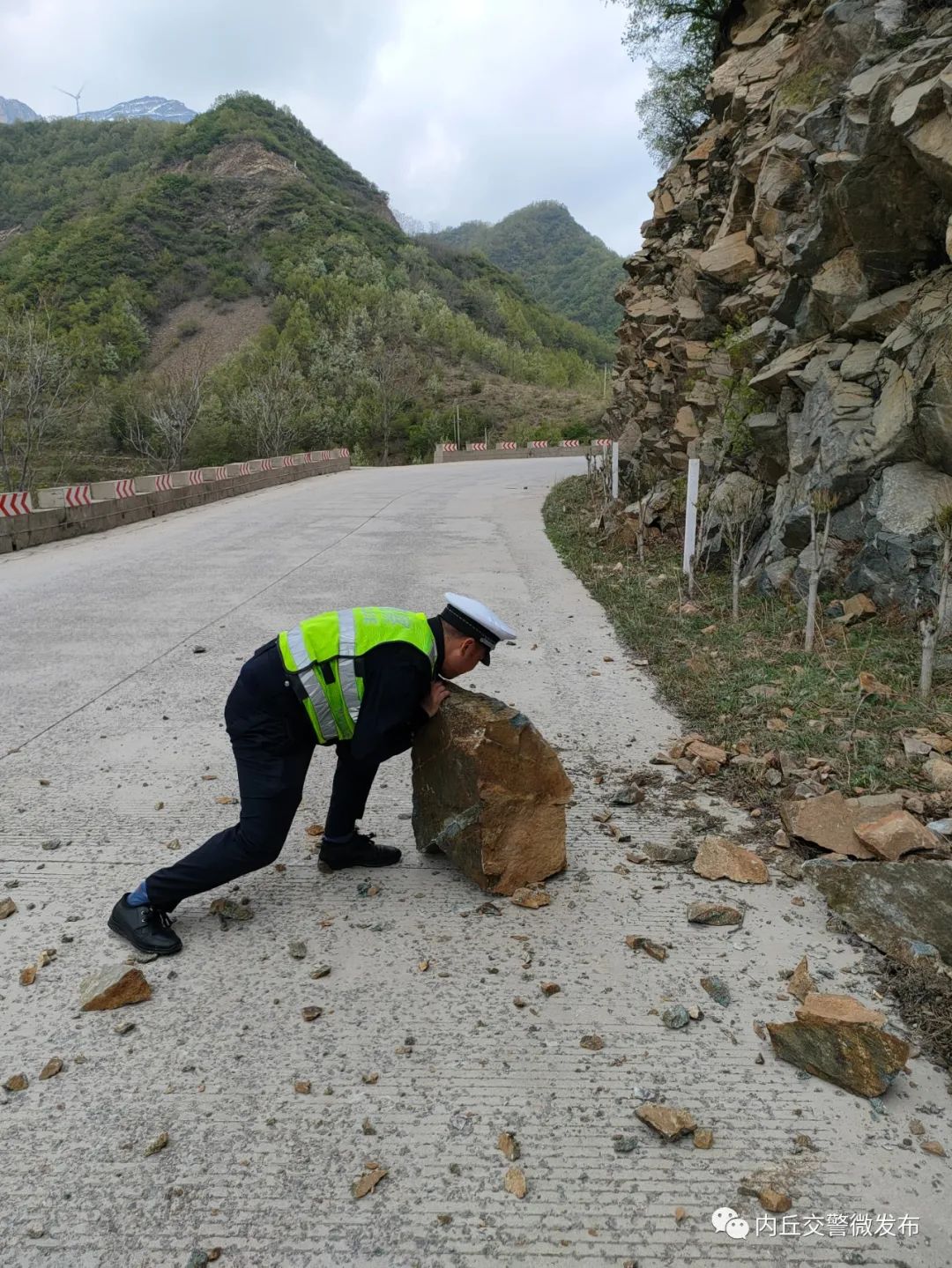 内丘：交警及时清理路面落石 消除道路交通安全隐患