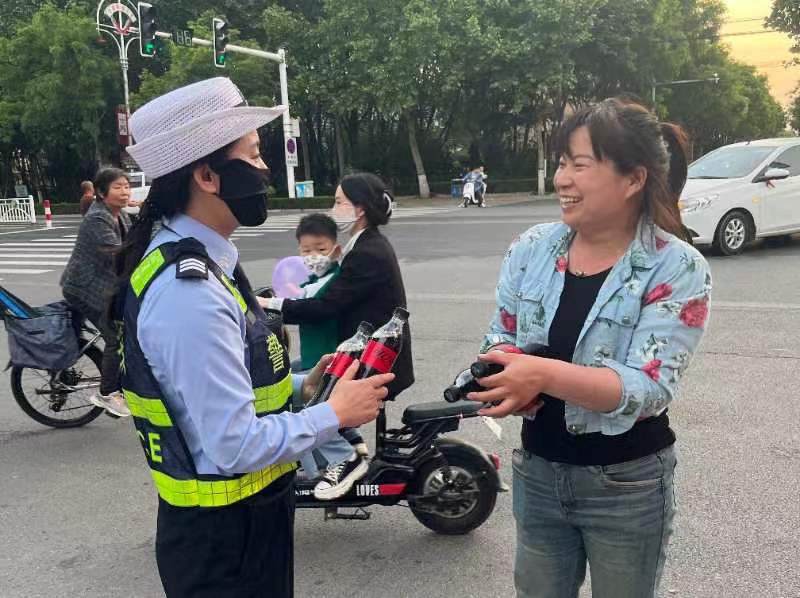 鸡泽县街头暖心一幕：游客给执勤交警送饮料