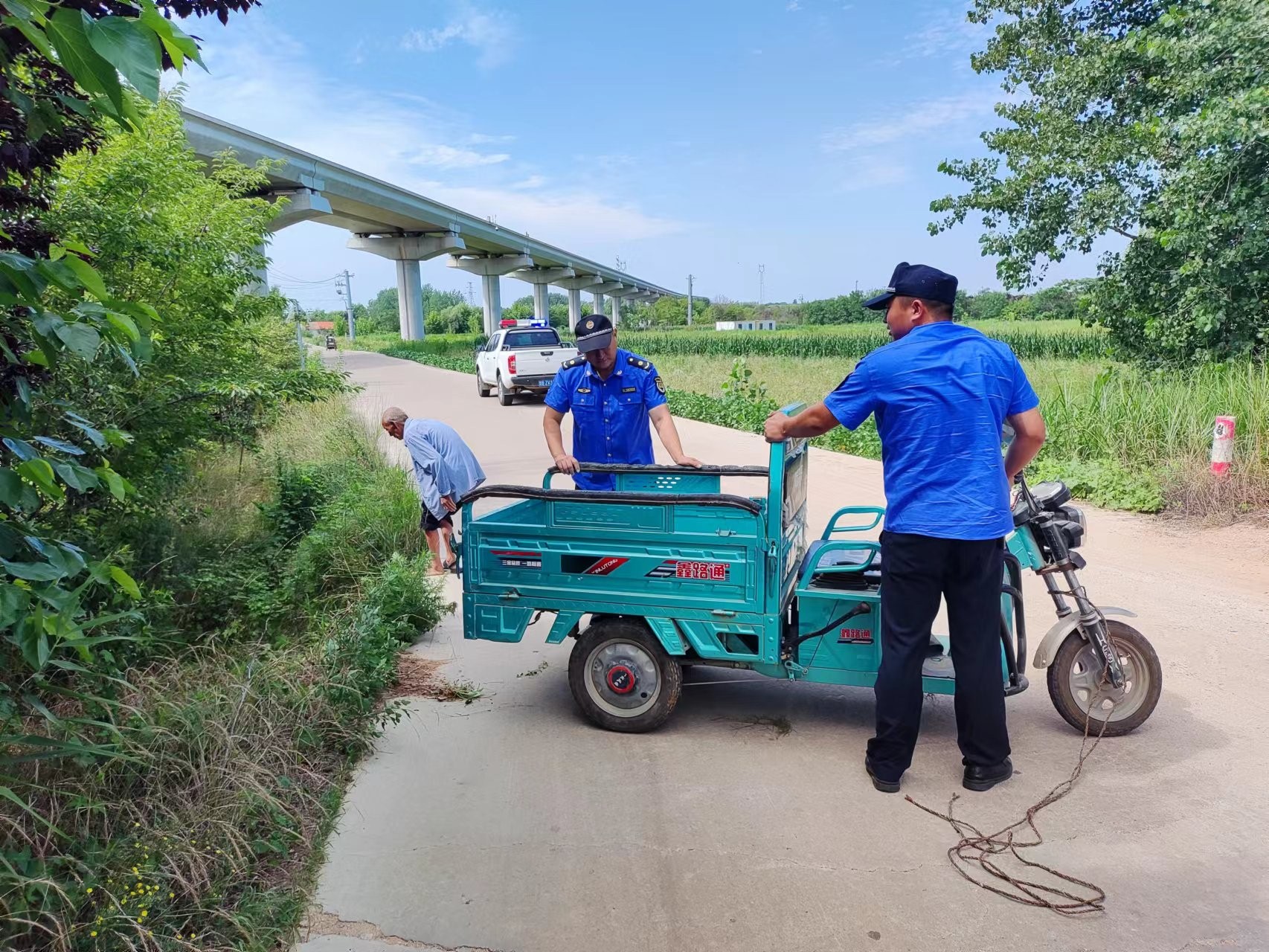 青岛市黄岛区张家楼综合执法中队：老人骑车摔下路基，巡察队员助其化险为夷